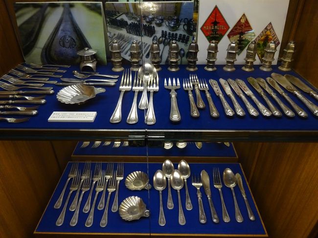 新館の飾り棚には、由緒ある銀の食器類が満載です。<br />こういうのを保持保管していくのも一仕事でしょうねぇ。