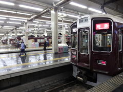 神戸まではJRの方が早いのですが、今回はあえて阪急電鉄に乗ってみることに。

関西の大手私鉄で乗ったことがあるのは京阪電鉄だけで、ずっとこの茶色な上品なイメージの阪急電車に乗ってみたいなぁと思っていたのです。

阪急梅田は始発駅だけあって、茶色の電車がズラーっと並んですごい貫禄で感動しました！