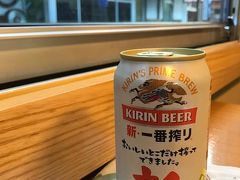 若桜駅ではちょっと時間があったので駅前のスーパーに直行。

(ﾟдﾟ)＜ビーーーーールくださーーーーいｯｯｯ!!

無事に命の水を買い込み、戻ってきましたボックス席。
うっふふ(^ω^)あとはのんびり車窓を眺めながらおビール飲むのだー。

…ところで、ワタクシってば朝昼兼用の海鮮丼を食べて以来、水分以外摂っていないな？(またか)
そろそろ何か胃に入れておかないとマズイかしら…。
なんか食料持ってたっけ？(・ω・｀)ﾁﾗｯ

信玄棒ガ　仲間ニナリタソウニ　コチラヲ見テイマス
仲間ニシマスカ？

▼スル
　シナイ