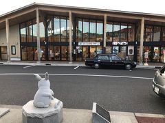 はい、30分ほどで郡家駅に到着。

ここの駅前にもうさぎさんが居るー♪
しかし何でそんなにそっぽを向いているのだ。

若桜17：29→17：59郡家