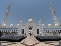 広場からモスクをパシャリ．といってもこちらは回廊の入口ですが．
シェイク・ザイード・グランド・モスクは2007年に竣工した，UAE建国の父の名を冠した世界で6番目の大きさのモスク．残念ながらシェイク・ザイード本人は完成を見ること亡くなり，完成後最初の式典が彼の葬儀だったとのこと．