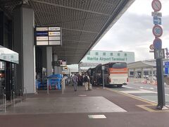 9/14
東京駅から 京成バスに乗って成田空港第1ターミナル到着。
京成バスは確か２日前？くらいに予約すれば
前日予約より少し安く900円で予約できます。

今回LCCジンエアー使うからターミナル3だと思いきや違うみたいです。
直前に調べてよかった～

空港に来ると来ただけなのに
着いた時点でなんか心ウキウキ！！！
普段そういう風に感じることなんてほぼ皆無だから
空港ってすごいもんだわ！

でもたぶん空港で働くってなるとまた違うんだろうな。


そんなこと思って空港入ったら
げき寒なんだけどーーー！！
持ってきてたカーディガンきたけど
まだ寒い。
台湾はあったかいらしいから大丈夫かな？

朝食べてなかったのでこれから朝昼兼ねて、
成田に来たらいつもいく場所へ、、

