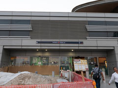 Ibn Battuta駅からメトロレッドラインで空港に向かいます．