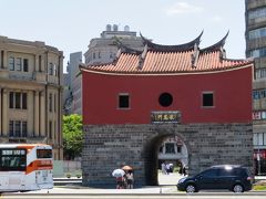 今日の目的は、博物館ではなく通りの反対側にある台北府城北門(承恩門)。
MRT北門站を利用した時に一度見たいと思っていたのが、中華民国一級古蹟に指定されているこの建造物でした。
かつてはここに城郭が有ったそうですが、周りがあまりにも近代的過ぎてなかなかイメージする事ができません。