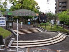 山口県周南市の国道２号線からちょっと入ったところにある徳山動物園の駐車場脇にＤ５１があります。
令和元年初日５月１日の今日は「天皇の即位の日」として国民の祝日に
なりました。
動物園の真正面にある駐車場は、あまり広くなく、早々の満車を予想していたのですが、意外に来園者の出足が遅くて、すんなり停められました。
