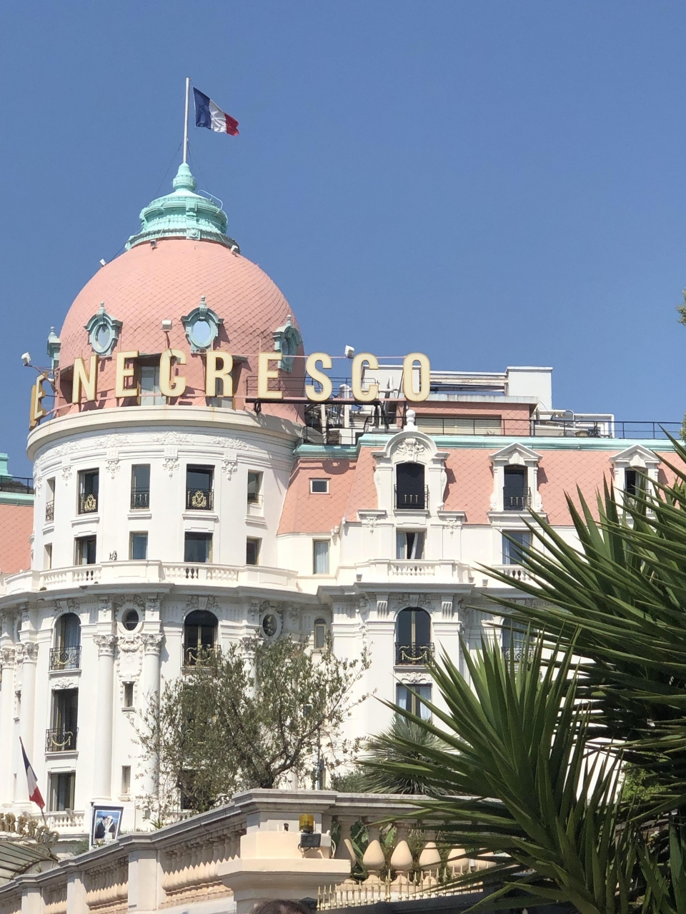 まず、最初のニースでの滞在は、泊まってみたかった、グネレスコ。

南フランスに位置する人気のリゾート地ニース。コートダジュール（紺碧海岸）と呼ばれる素敵な海岸を歩くと、一際存在感のあるホテルが見えてきます。
それがニースを代表する５つ星ホテル「ネグレスコ」。かの有名なビートルズや各国首脳も泊まったという文字通り最高級ホテルである「ネグレスコ」は、とにかく内観も外観もエレガントでゴージャス！今回の旅はここに泊まるのも一つの楽しみ