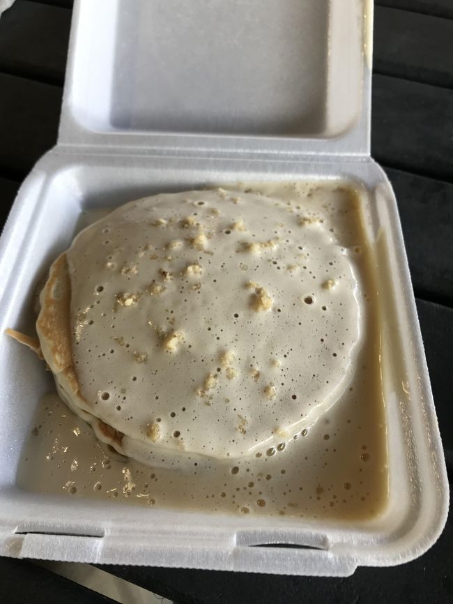 名物の、マカダミアナッツソースのパンケーキ。おいしい。が、約16＄。どんどん値段が上がっているらしい。テイクアウトで雨も降っていたため、歩いてホールフーズのイートインスペースで食べる。