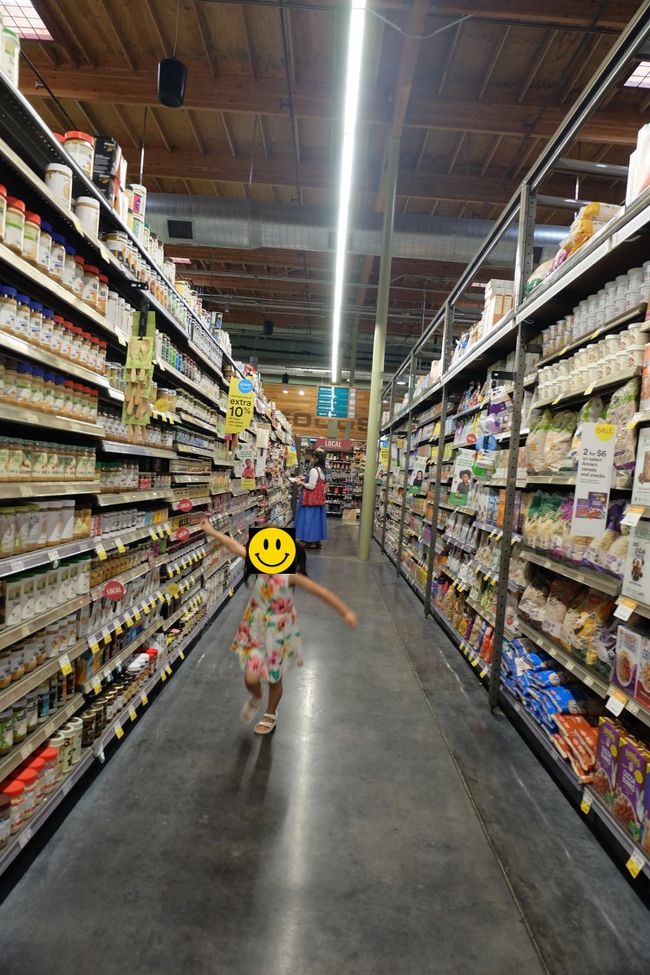 朝食後はホールフーズマーケット。アメリカらしい迫力あるスーパーで娘は大はしゃぎ。