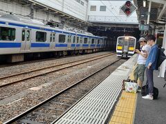 大甕（おおみか）駅から常磐線で水戸駅へ、そして水戸からは、水郡線と言うローカル線の列車に乗ります。観光客がたくさん乗り込んできて、満席どころか、立っている人もたくさん、普段の通勤時の電車の混雑がちょっと和らいだ…って感じの混み具合でした。