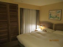 海沿いに建つリゾートホテルなので、殆どのお部屋からオーシャンビューを楽しめるようですが、私が選んだのは、敢えて海の見えない、山側のお部屋。　

公式ホームページの客室紹介のページにも載ってない、スモールルームダブルという16平米のお部屋です。　3連休の3日前でも予約出来たこちらのお部屋の値段は13500円(朝食付き)。　このお部屋タイプは、ホテル側も公式ホームページに載せてないくらしだし、特に力を入れて売ってるわけじゃないようなので、いつ予約しても同じ価格っぽいです。

到着するのが夜だったし、翌日も朝には出発しちゃうので、部屋からの眺めは別にどうでも良かったので、値段重視で選びました。　公式ホームページからは予約できない、"ビジネスパーソン応援"という宿泊プランなので、もしかしたら添乗員さんとかが泊まる為のお部屋だったりするのかも?!　ベッドはダブルサイズで広くて快適!　私にとっては十分すぎるくらい快適なお部屋です!