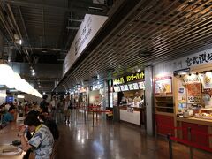 2019年夏頃の旅行者の最大の問題は、香港の民主化デモでした。

成田からマカオへ向かうエアマカオの便が、なんと2時間ディレイに！（涙）
デモの影響で欠航になった香港便のしわ寄せが来たんでしょう。
時間潰しって言ったら飲むしかないね！（嬉）
第2ターミナルから第3ターミナルのフードコートまでバスで移動。
成田空港の中ではここが一番安くダラダラ飲める場所です。（ラウンジ除く）

広いフロアに飲食店が約10店舗並んでます。
ハンバーガー、ちゃんぽん、うどん、オムライスなどなど。