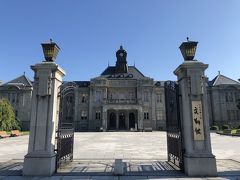 こちらが1916年に建てられたルネッサンス様式の建物、旧山形県庁舎の文翔館です。
wikiによると文翔館と言う呼び名で呼ばれているのは２つ建物があり、上の画像の赤レンガの建物が旧山形県会議事堂。
こちらの石造りの建物が旧山形県庁舎となっています。