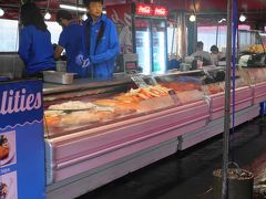 魚市場は屋外と屋内に分かれています。

これは屋外。ショーケースに魚介類がずらり。奥のテーブルでは食事もできます。