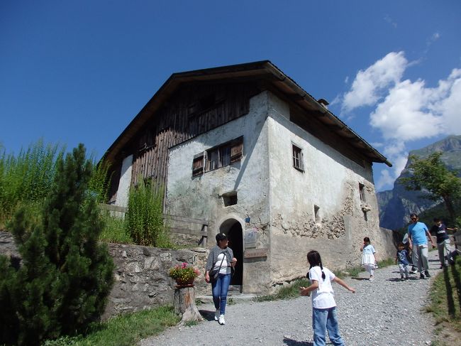 左側の坂道への入り口に見えたのがハイジハウス