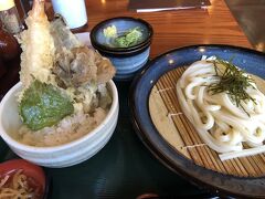 高松駅に戻り、電車の時刻まで本場の讃岐うどんを食す。
美味しい！この弾力と味、東京の◎◎製麺って別物ね。東京使用なのかしら。
時間があったら、町のうどん屋さんの梯子をするのになぁ・・・
隣の席の老紳士が、「丸亀で食べるよりここの方が旨いね」と言っていた。
フムフムそうなのかぁ。。。
でも・・・ご飯は要らないよぉ。炭水化物地獄に突入
