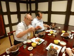 出迎えた後、角館に向かいます。

角館の料理店で　市長と一緒に、ごはんを食べることにしていたのですけど
地元の市長秘書から　電話があり、
国会議員も一緒に　食べてもいいか?
とのこと。ダメとも言えず、一緒に食べました。

※市長は　とても良い人なので、お盆の期間中でしたが、一緒にごはんをお願いしました。この方が居ると、場が和みます。