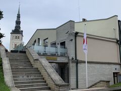 9:29日本大使館
エストニア独立戦争戦勝記念碑の階段を上がるとありました。
異国の地で、日本の旗を見るとテンションがあがります。