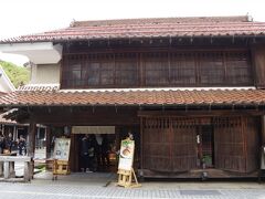 街を歩いていると「源氏巻」という名前が目に付きます。
郷土銘菓のようなので、「三松堂 本町店菓心庵」に
立ち寄ってみました。
