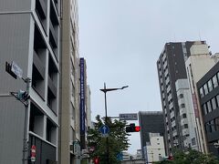 羽田空港国際線ターミナル駅から京急~都営浅草線の東日本橋まで直通で40分, 700円くらい？コンフォートホテル東日本橋に一泊します。問屋街で夜道は暗かった。写真は朝とりました。8000ポイント（ポイント購入)=$40でした。