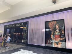 少し休憩してから、歩いてアラモアナSCへ。
いつも立ち寄るヴィクトリアシークレット。
まだ到着して間もないので覗いただけ。 
ちょうどお昼時でお腹空いてきたしね…