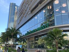 腹ごなしの散歩。
新しくオープンしたホールフーズ クイーン店へ偵察。
頼まれていた折り畳みのエコバッグは跡形もなく。
後にシーズン限定ですぐに売り切れと知る。
購入してるの日本人ばかりなんだろうな～