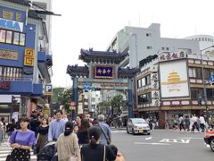 中華街「朝暘門（ちょうようもん）」
地下道からの出口を出ると、中華街の門が見えます。
中華街には、この朝暘門・朱雀門・延平門・玄武門と4つ門が設けられています。
その一つである朝暘門は、みなとみらい線「元町・中華街駅」に近く、山下公園・横浜港にアクセス便利です。
