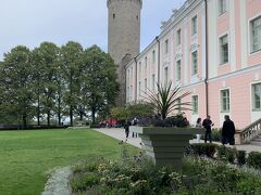 9:53その隣に50.2mの塔『のっぽのヘルマン』
エストニアを象徴する建物
この辺りは、今も政府の一部と議会が入っているので中は見学できないようでした。