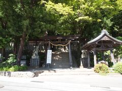 14：07　手長神社
創建は不明　諏訪大社上社　末社
祭神　手摩乳命（別名・手長彦神）
手摩乳命は　奇稲田姫の母神

石段を上がり切ると、中学校の中を道路が通ってて、突き当りに神社があります。
道路から突っ込み型の駐車スペースは、斜めで砂利敷だけど、なんとか停められそう。