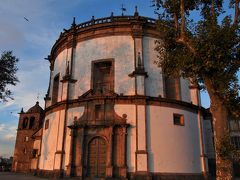 ＜セーラー　ド　ピダール修道院　Mosteiro da Serra do Pila＞
メトロ（地上）の駅を降りて、坂を上っていきます