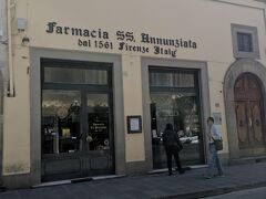 イタリアの古い薬局の化粧品を購入したいということで、「ファルマチア・サンタ・マッシマ・アンヌンティアータ」へ。
サンタマリアノヴェッラ薬局よりも老舗なんですよね。