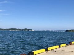 加賀屋の前を通り過ぎ、和倉港へ
タコ釣りしているひと多数
時間があったら、竿をかりてタコ釣りしたかったな
遠くには能登島大橋
