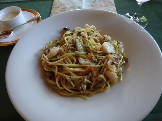 くたびれたのと暑いのとでげっそりして、帰りはタクシーでホテルまで運んでもらいました。近距離なのに、運転手さん、とても親切でした。<br /><br />ホテルのダイニング「みかさ」で３回目の食事です。ランチメニューのシーフードランチを頼みました。<br /><br />これが大当たり！パスタと魚介が半々くらい入っていて、美味しいことったら！！　ベリーナイス！！　奈良ホテルはご飯も超グッド。<br /><br />