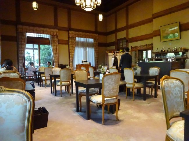 おススメだと聞いていたバーが工事中で閉鎖。残念…<br />代わりにこんなティールームが喫茶兼バーになっていました。<br /><br />バスの時間までここでのんびりします。懐かしのジンフィズを二杯も飲んじゃいました。