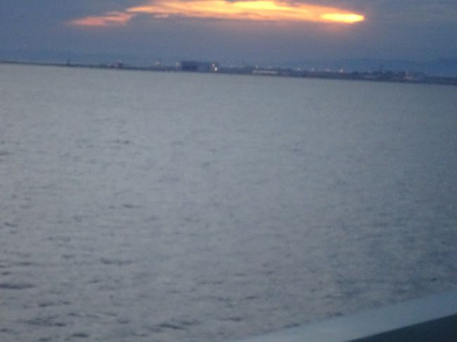 海の向こうに関空が見えてきました。<br />