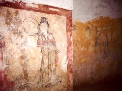 懿徳太子は唐の４代皇帝中宗の長子、李重潤です。中宗は乾陵に眠る高宗と則天武后の子なので、その孫に当たります。
皇帝であった祖母、則天武后によって命を失い洛陽に葬られていましたが、則天武后の死去後に復位した中宗によって懿徳太子という名を追贈され、墓も乾陵に近いここに移されました。