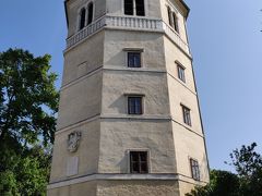 シュロスベルクに登ってきて、ケーブルカー乗り場の側にある鐘楼だけど。。。中見えないのでただの塔ｗ