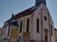 ドームの裏手。
この横にある元王宮にとりあえず向かう。