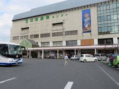 大体1時間くらいで秩父神社周辺に到着。
この地場産センターが、今回のツアーで一番のお土産スポットだとか。