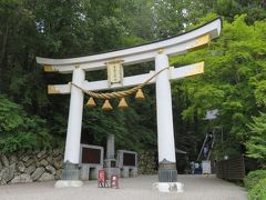 白い鳥居を抜けて