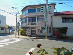 　ＪＲ村山駅から東に歩き、羽州街道に出ました。
　交差点の早川食堂の建物は1918年築の木造3階建てです。