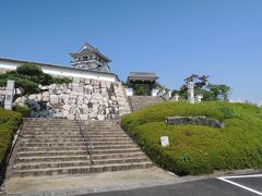 鳥取自動車道を更に車を走らせお城山展望台河原城に到着。
前日、台風で荒れまくっていた土地だったのがウソのような快晴。かなり近くまで車で行けるのもありがたかったな。