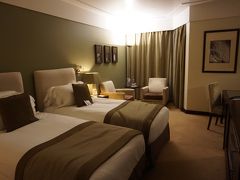 ということでホテルに着いたのは日が変わろうかという頃。
それでもホテルはウエルカムドリンクを用意して待っていてくれました。
そこでシャンパンを頂きましたが、主人はおなかもすいてしまった様です。こんな時のためにいつも羽田で買ってくるいなり寿司。こそこそ食べてすぐに就寝。
１日目の写真わずか３枚です。
