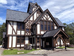 チェンバロ・コンサートが終わった後、一度ロッジに戻りました。
ディナーまではホテル内でくつろぎました。
夕方になるとロビー脇の暖炉の薪に火が入りました。
さすが、標高1,500m。8月だというのに、もう暖房です!
時間になったので、またまた無料送迎バスで「八ケ岳高原音楽堂」の近くにある「八ケ岳高原ヒュッテ」に向いました。
写真は翌日昼間撮影したものです。