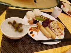 三日目の朝、上海旅行も後半に入ります。

この日も朝食バイキングをいただきます。
目玉焼きがカリっと焼かれておりおいしかったです。

本日は終日上海市内を巡りです!
午前中はかつて運河が発展した街、朱家角古鎮へ向かいます。