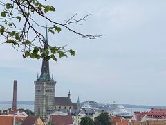 10:44『コフトウッツァ展望台』 
遠くに海と船が見えます。
手前の尖塔は『聖オレフ教会』