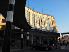 空港から中央駅に到着。20時少し前だったのでまだ明るいです。