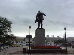 レーニン像の背後から、ウラジオストク駅と金角湾大橋を。天気はイマイチですが、雨が降っていないだけ良いかな。