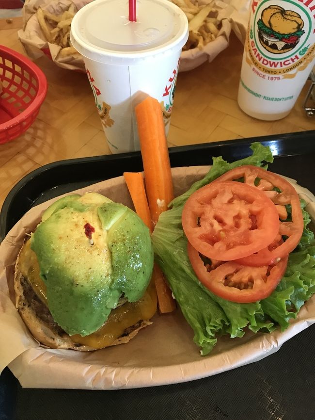 到着後、予約していたレンタカーを借りてカポレイまで来ました。クアアイナで昼食。