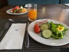 8月26日
ウイーン空港のホテル（NH Vienna Airport Conference Centre)で早めの朝食をとります。ビュッフェ形式の朝食は、野菜と果物も豊富で、満足感がありました。