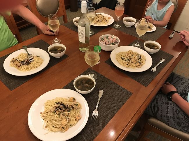 この日の夕食はカポレイに食材を買い出しに行って父が作ってくれました。